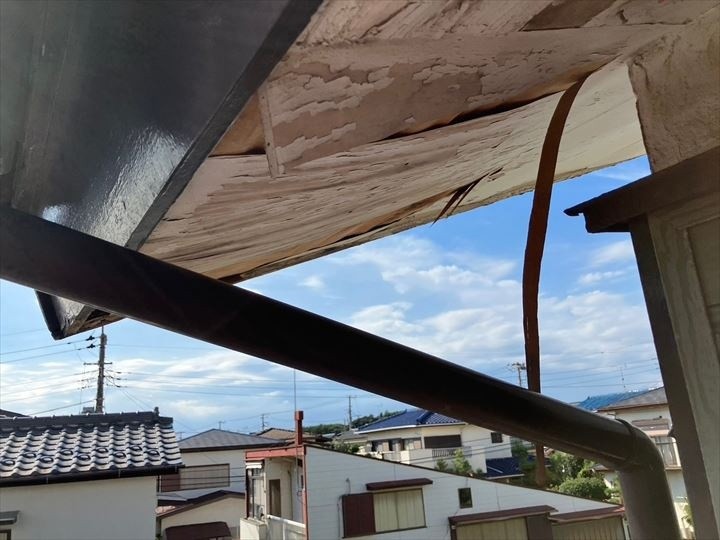 劣化による軒天を剥がれ