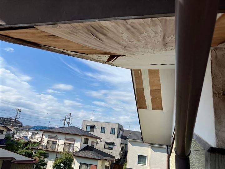 軒天の下方向にいくほど緩みが大きく剥がれが広範囲に及んでいる状態