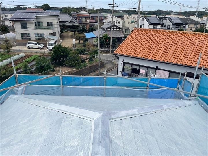 新設した棟板金にも屋根本体と同様に塗装を実施
