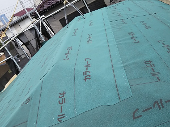 カラールーフ（防水紙）の設置作業
