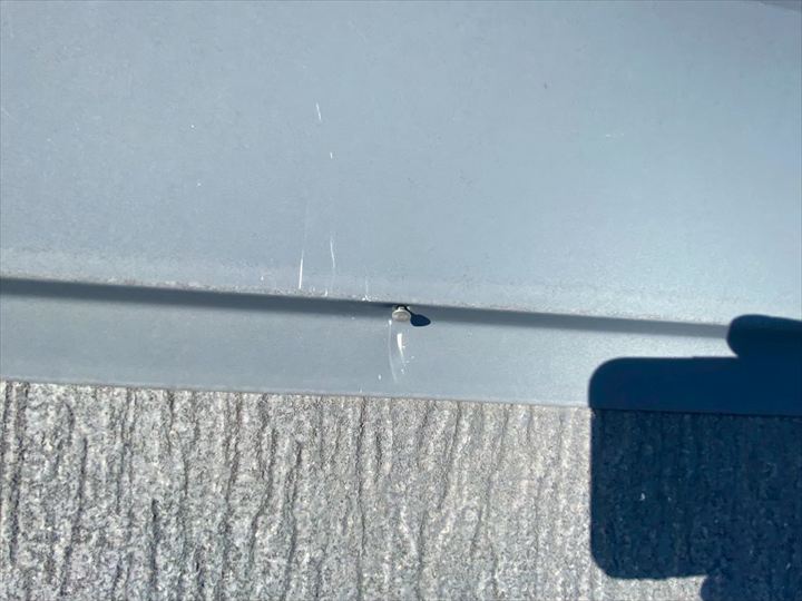 よく見ると、棟板金と釘の間に工具で引っ掻いたような跡がありました。