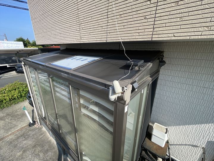 暑さでパネルが割れてしまったサンルーム