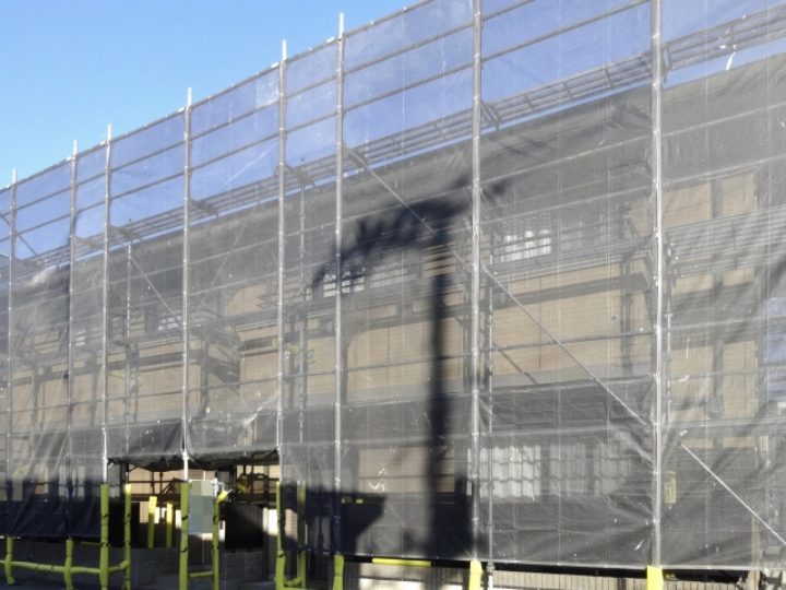 メッシュシートが被せられたマンション