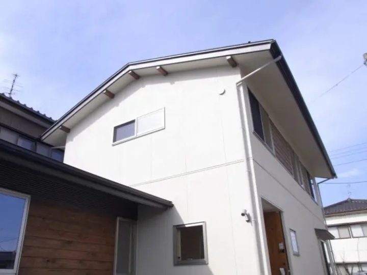 白い外壁の切妻屋根のお住まい