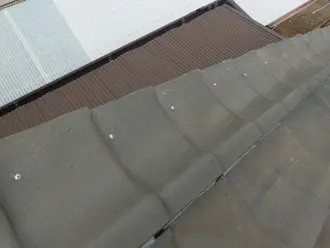破風の下地となっている木材にビスを用いて瓦を固定する施工風家