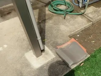 落下したケラバ瓦