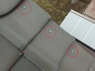 ビスを用いて瓦を固定