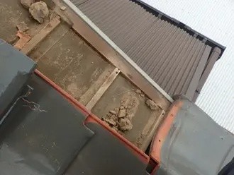 ケラバ瓦の穴あけ作業