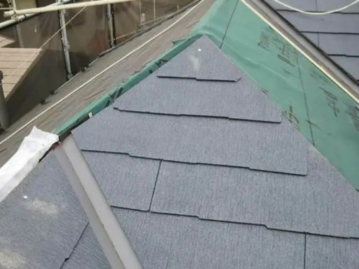 使用したコロニアル瓦はケイミュー製の「コロニアルグラッサ」