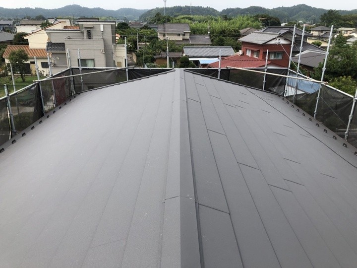瓦屋根からスーパーガルテクトへ屋根葺き替え工事完工後の屋根