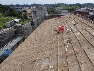 葺き土を処理した屋根