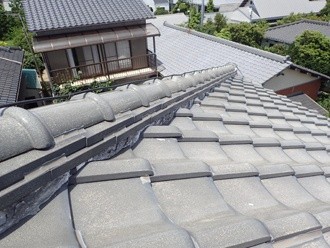 部分的に剥がれやひび割れが見受けられる状態