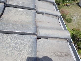 瓦は端が欠けている状態