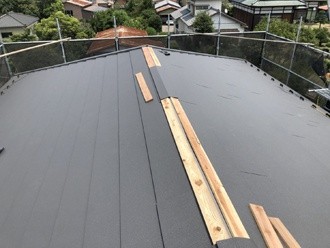 貫板を取り付け上に棟板金を設置