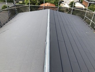 棟までスーパーガルテクトの葺き作業が完了