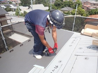 スーパーガルテクトを葺き作業