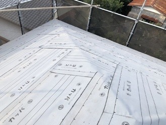 防水紙を屋根に敷設