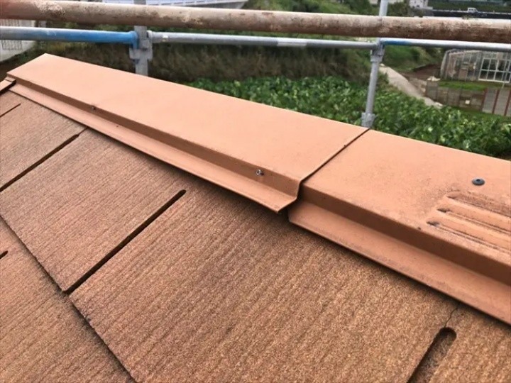 スレート屋根の棟板金を点検調査