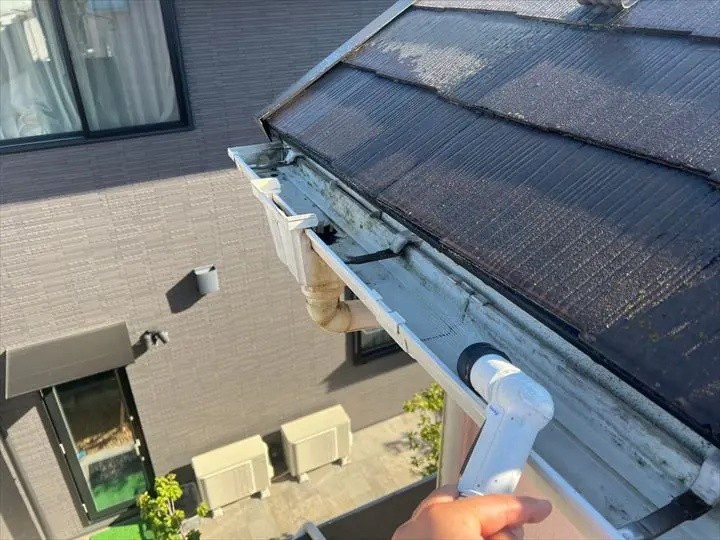 清掃後にもう一度雨樋に流水テストを実施