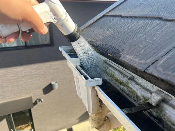 雨樋の清掃作業