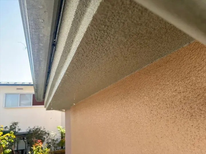 雨樋が詰まっていて水が流れない状態