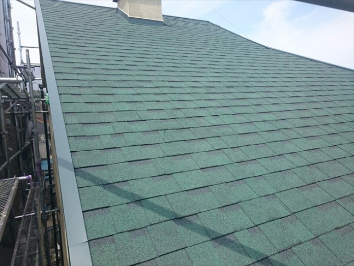 屋根カバー工事が完工した住宅の屋根