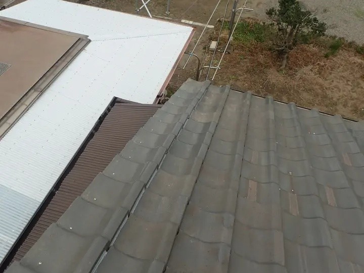 ケラバ瓦にビス止め補修工事後の屋根