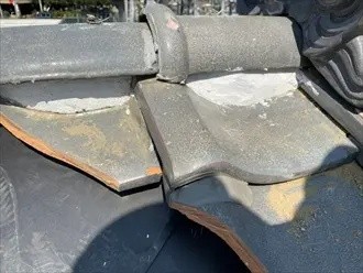 棟瓦をシルガードで補修する作業風景