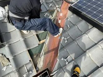 谷周りの瓦を取り外し