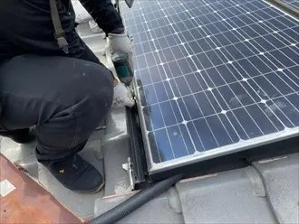 谷板金交換工事の作業風景