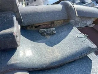 棟瓦の漆喰が劣化しほとんど剥がれ落ちている状態