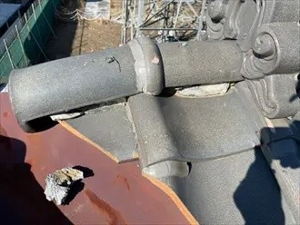 傷んでいる「棟瓦」の状態