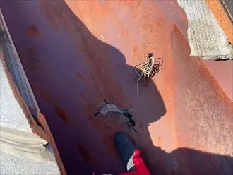 穴の空いた「谷板金」の状態