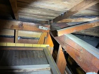 雨漏りが発生していた位置付近まで進むと水が染みている部分が確認