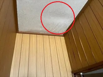 ２階天井で雨漏りしている状況