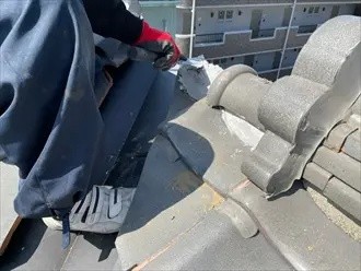 棟瓦をシルガードで補修
