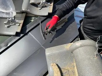 取り合い部分にコーキング処理する作業風景