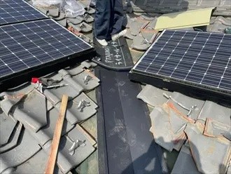 防水紙を敷設し板金を設置