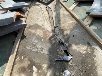 谷板金を取り外した下の防水紙は大きく裂けて穴が空いている状態