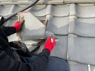 取り外した瓦には一枚ずつ番号を付け