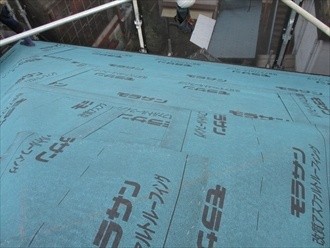 防水紙の敷設後の状態を確認