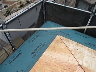 防水紙を敷設する作業工程