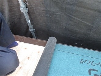 防水紙を敷設する工程