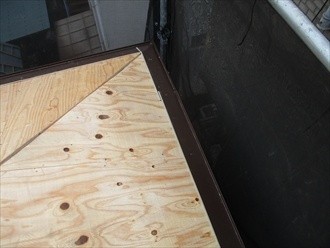 垂木の取り付け状態を確認して釘を用いて固定