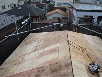 垂木の取り付け状態を確認し歪みの有無を確かめて釘を用いて固定