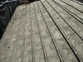 既存の瓦をすべて撤去した後の状態