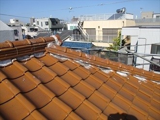 既存の瓦をすべて撤去する作業風景