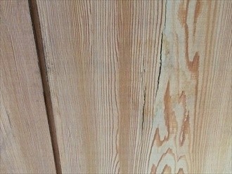 木製天井材に亀裂などの劣化を確認