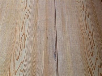 木製天井材に剥がれなどの劣化を確認