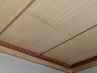 3階の天井に複数の染み